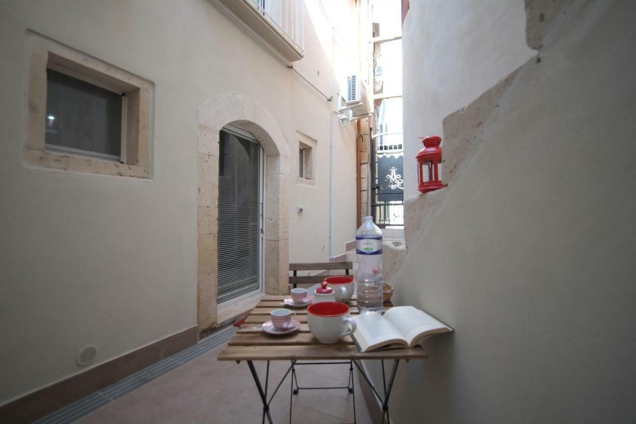 Corte Spagnola Fuoco Syracuse Esterno foto